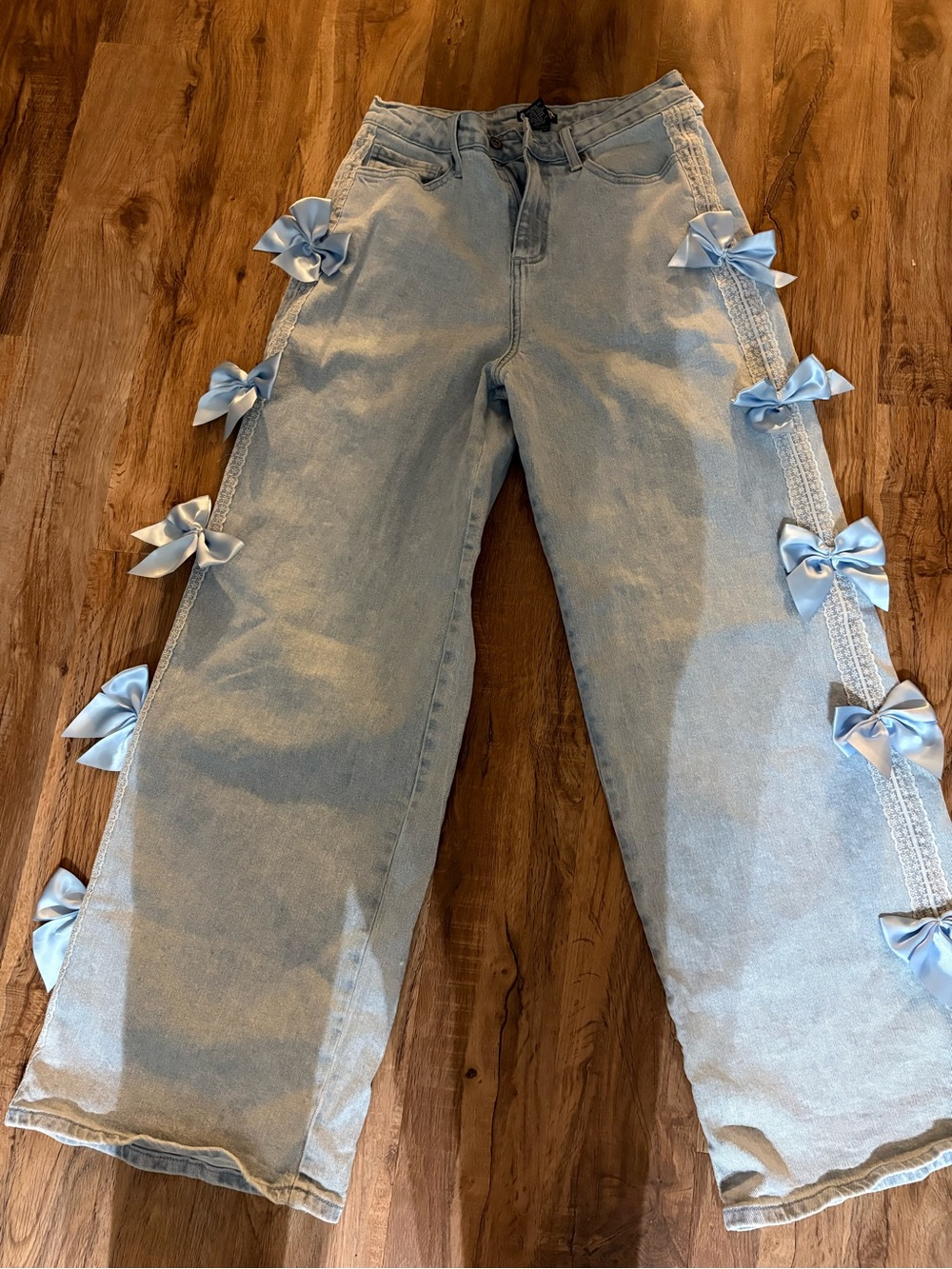 Light Blue Wide-Leg Jeans with Side Bow Trim - HOTTOPIC